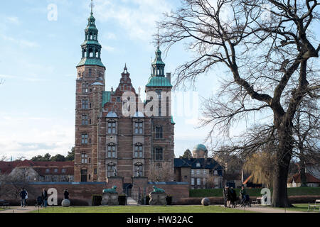 Mittelalterliche Schloss Rosenborg, Heimat der dänischen Kronjuwelen, gegen blauen Wolkenhimmel, Kopenhagen, Dänemark Stockfoto