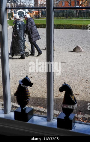 Zwei alte Damen vorbei Bjørn Okholm Skaarup Hippo und Rhino in der Orangerie des Haveselskabets Have, Kopenhagen, Dänemark Stockfoto