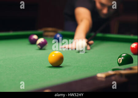 Billard - spielen Nahaufnahme Schuss eines Mannes spielen Billard Stockfoto