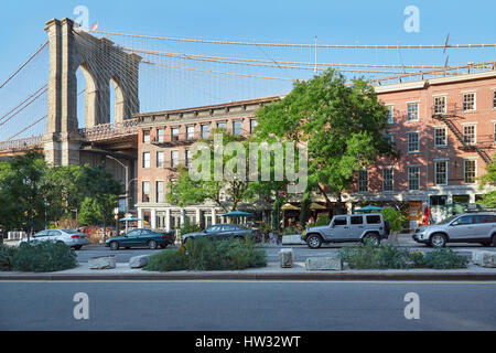 Brooklyn Bridge Säule mit roten Ziegelsteinen Gebäudefassaden und leere Straße an einem sonnigen Tag am 13. September 2016 in New York. Stockfoto