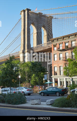 Brooklyn Bridge Säule mit roten Ziegelsteinen Gebäudefassaden in einem sonnigen Sommernachmittag Stockfoto