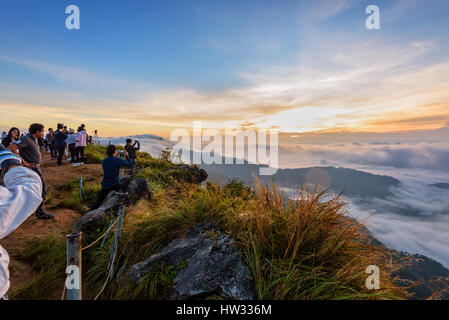 CHIANG RAI, THAILAND-Okt. 25 2016: Gruppe von Touristen fotografieren und warten auf den Sonnenaufgang über der Wolke Scape auf Spitze Berge im Winter Stockfoto