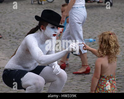 Straße Schauspieler spielen mit jungen Mädchen (Tourist) am alten Marktplatz in Kazimierz Dolny, Polen Stockfoto