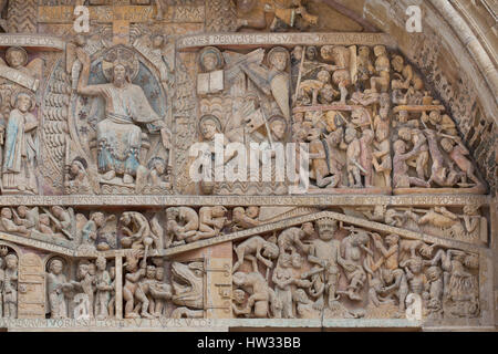 Jüngsten Gericht. Detail der romanischen Tympanon des Hauptportals von der Abtei Kirche der Heiligen Fides (dieAbbatiale Sainte-Foy de Conques) in Conques, Aveyron, Frankreich. Stockfoto