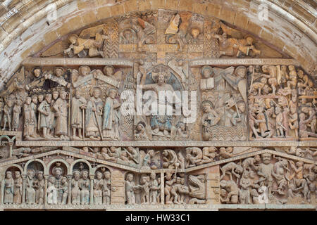 Jüngsten Gericht. Romanischen Tympanon des Hauptportals von der Abtei Kirche der Heiligen Fides (dieAbbatiale Sainte-Foy de Conques) in Conques, Aveyron, Frankreich. Stockfoto