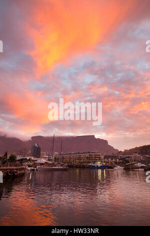 Cape Town-Südafrika - Sonnenuntergang über die Waterfront und Table Mountain Cape Town Waterfront, Cape Town, Südafrika Stockfoto