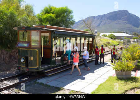 Franschhoek Wine Straßenbahn - Touristen, die immer auf den Wein Straßenbahn für Weinproben in den Weinbergen, Franschhoek, Winelands, Südafrika Stockfoto