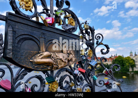 Liebesschlösser mit Liebe Zeichen und Text Gelübde auf mittelalterlichen Karluv die meisten oder Karlsbrücke in Prag, Tschechische Republik, am 15. August 2016 Stockfoto