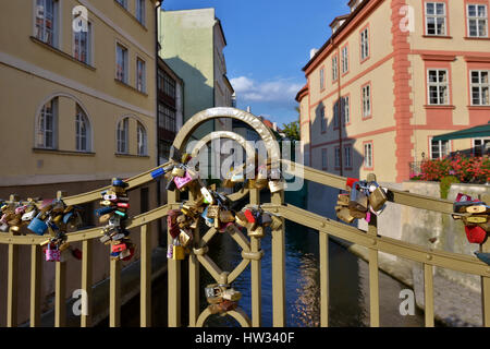 Liebesschlösser mit Liebe Zeichen und Text Gelübde auf einer Brücke im Zentrum von Prag, Tschechische Republik, am 15. August 2016 Stockfoto