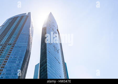 Abstrakte moderne Geschäftshäuser und blauer Himmel in Singapur zu finanzieren, Bezirk, Kopie-Raum, Hochhäuser und Türme Stockfoto