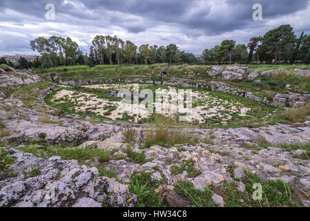 Ruinen der Arena von Roman Amphitheater befindet sich in Neapolis archäologischen Park in Syrakus Stadt, südöstlichen Ecke der Insel Sizilien, Italien Stockfoto