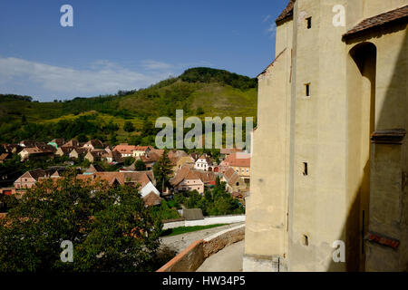 Blick hinunter auf die sächsischen Dorf Birthälm, Rumänien aus der Kirchenburg. Dies ist ein Heratige der UNESCO. Stockfoto