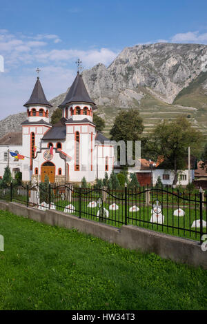 Die orthodoxe Kirche in der Stadt Rimetea, im Kreis Alba, Siebenbürgen, Rumänien, in der Nähe des Berges Piatra Secuiului Stockfoto