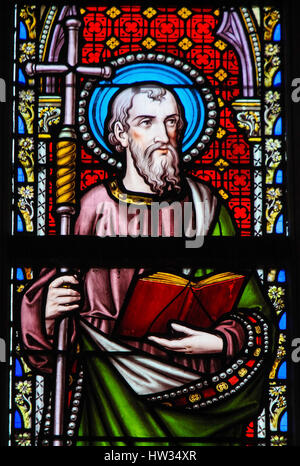 Glasfenster in der Kirche von unserer lieben Frau von der Sablon in Brüssel, Belgien, Darstellung Saint Philip oder Philippus Stockfoto