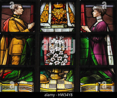 Glasfenster in der Kirche von unserer lieben Frau von der Sablon in Brüssel, Belgien, Darstellung von König Albert I und Königin Elisabeth von Belgien Stockfoto