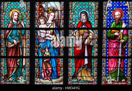 Glasfenster in der Kirche von unserer lieben Frau von der Sablon in Brüssel, Belgien, Darstellung Saint Joseph, Maria und Jesuskind, Sankt Ana und Saint Stockfoto