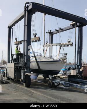 14. März 2017, CHICHESTER, ENGLAND: eine Yacht, immer bereit, in das Wasser mit einer Boot-Wiege-Schlinge in Chichester Marina abgesenkt werden, England am 14. März 2017 Stockfoto