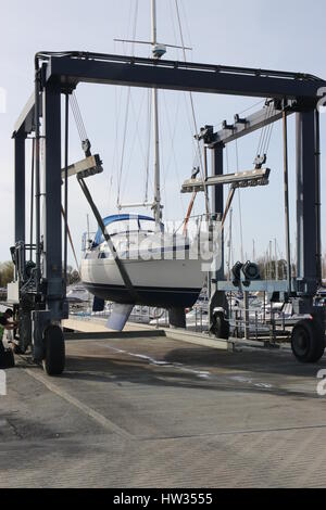 14. März 2017, CHICHESTER, ENGLAND: eine Yacht, immer bereit, in das Wasser mit einer Boot-Wiege-Schlinge in Chichester Marina abgesenkt werden, England am 14. März 2017 Stockfoto