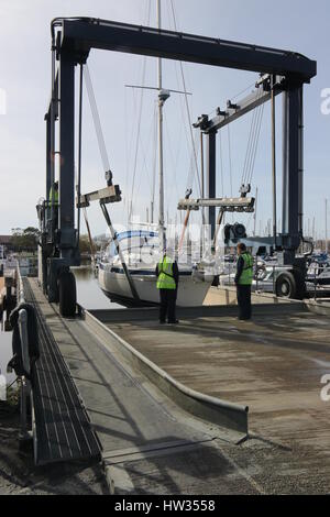 14. März 2017, CHICHESTER, ENGLAND: eine Yacht in das Wasser mit einer Boot-Wiege-Schlinge in Chichester Marina gesenkt, England am 14. März 201 Stockfoto