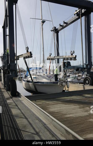 14. März 2017, CHICHESTER, ENGLAND: eine Yacht in das Wasser mit einer Boot-Wiege-Schlinge in Chichester Marina gesenkt, England am 14. März 201 Stockfoto