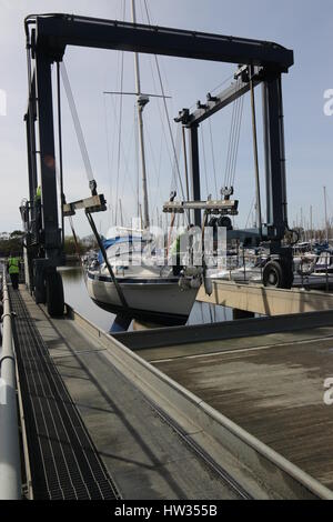 14. März 2017, CHICHESTER, ENGLAND: eine Yacht in das Wasser mit einer Boot-Wiege-Schlinge in Chichester Marina gesenkt, England am 14. März 201 Stockfoto