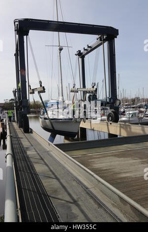 14. März 2017, CHICHESTER, ENGLAND: eine Yacht in das Wasser mit einer Boot-Wiege-Schlinge in Chichester Marina gesenkt, England am 14. März 201 Stockfoto