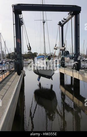 14. März 2017, CHICHESTER, ENGLAND: eine Yacht in das Wasser mit einer Boot-Wiege-Schlinge in Chichester Marina gesenkt, England am 14. März 201 Stockfoto