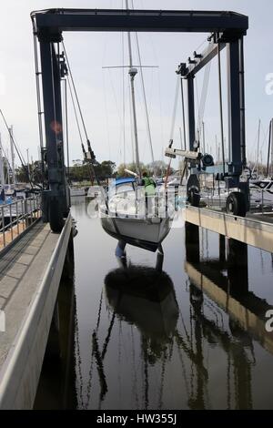 14. März 2017, CHICHESTER, ENGLAND: eine Yacht in das Wasser mit einer Boot-Wiege-Schlinge in Chichester Marina gesenkt, England am 14. März 201 Stockfoto