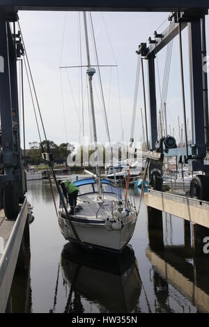 14. März 2017, CHICHESTER, ENGLAND: eine Yacht in das Wasser mit einer Boot-Wiege-Schlinge in Chichester Marina gesenkt, England am 14. März 201 Stockfoto