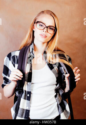 glücklich lächelnd Hipster blondes Mädchen mit Rucksack bereit zum sc Stockfoto