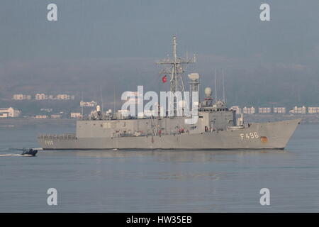 TCG Gökova (F-496), eine Fregatte der Gabya-Klasse (Oliver Hazard Perry-Klasse) der türkischen Marine, bei ihrer Ankunft für Übung Joint Warrior 15-1. Stockfoto