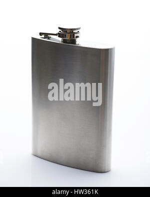 Glänzendes Metall Edelstahl Flachmann isoliert auf weißem Hintergrund. Seitenansicht auf metallischen hipflask Stockfoto