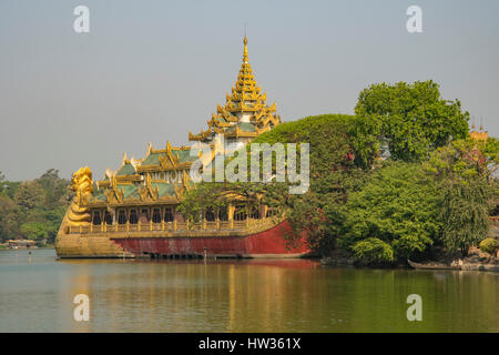 Karaweik Royal Barge, Kandawgyi See, Yangon, Myanmar Stockfoto