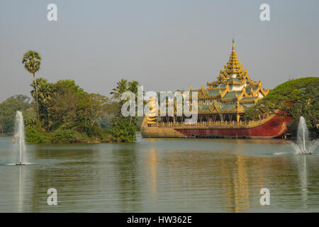 Karaweik Royal Barge, Kandawgyi See, Yangon, Myanmar Stockfoto