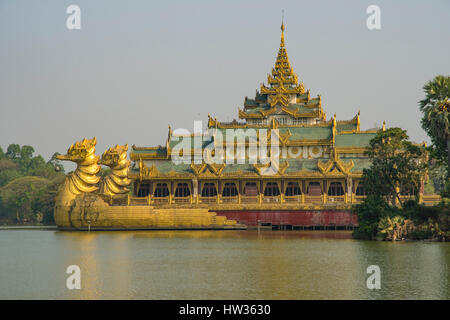 Karaweik Royal Barge, Kandawgyi See, Yangon, Myanmar Stockfoto