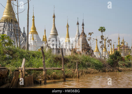 Stupas in der Nähe des Nga Phe Chaung Klosters, Inle-See, Myanmar Stockfoto