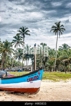 Indien, Goa. Angelboote/Fischerboote in der Nähe des Dorfes Kolva, zog an einem Sandstrand. Stockfoto