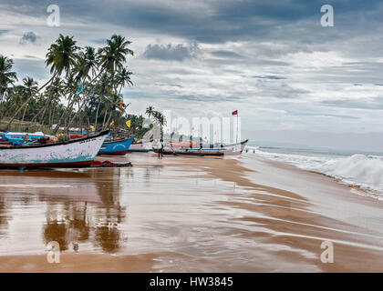Indien, Goa. Angelboote/Fischerboote in der Nähe des Dorfes Kolva, zog an einem Sandstrand. Stockfoto