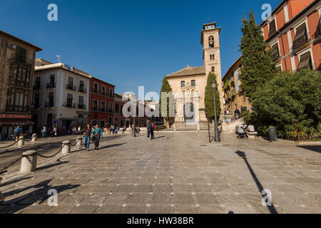 Granada, Spanien - 12. März 2017: Einheimische und Touristen genießen Sonnentag bei Granada historischen Straßen. Stockfoto