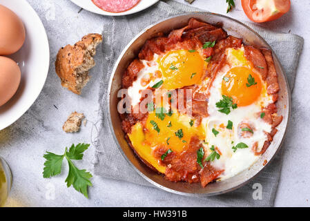 Leckeres Frühstück mit Spiegeleiern und Speck, Ansicht von oben Stockfoto