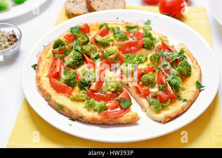 Omelette mit Broccoli auf Teller, Nahaufnahme Stockfoto