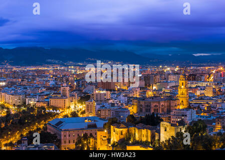 Panorama Stadtbild von Malaga am Abend, Costa Del Sol, Spanien Stockfoto