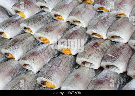 Thai getrocknete gesalzene Fische Making - Snakeskin Gurami auf dem Lebensmittelmarkt in Thailand Stockfoto