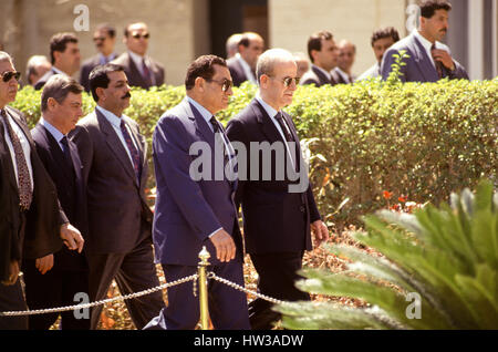 Syrischen Präsidenten Hafez Al-Assad besucht Cairo auf Staatsbesuch in den 1990er Jahren, der ägyptische Präsident Hosni Mubarak zu treffen Stockfoto