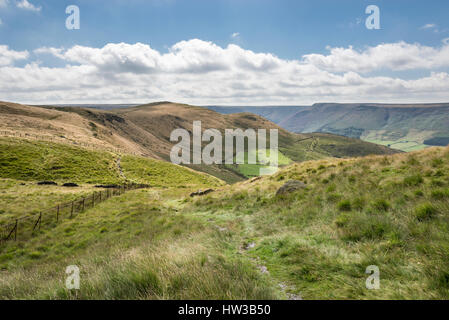 Weg vom Brett Hill zum Stadtrat die Hügel zwischen Uppermill und Dovestones Reservoir, Nordengland. Stockfoto