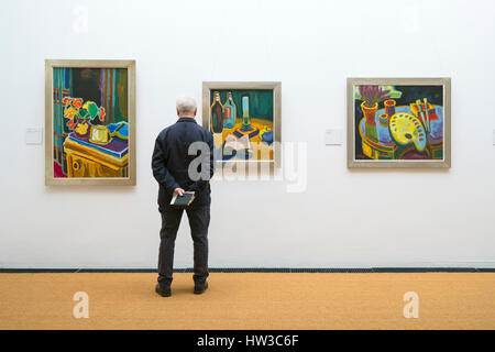 Besucher betrachten Gemälde von Karl Schmidt-Rottluff im Brücke-Museum in Dahlem, Berlin, Deutschland Stockfoto