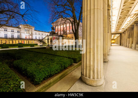 Nachtansicht des neuen Museums und der alten Nationalgalerie auf der Museumsinsel, Museumsinsel, UNESCO-Weltkulturerbe, in Mitte, Berlin, Deutschland. Stockfoto