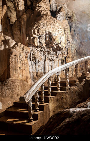 beleuchtete Steintreppe in Höhle Stockfoto