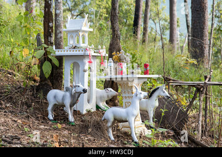 Traditionelles Geisterhaus von buddhistischen Kosmologie im Wald, Thailand Stockfoto