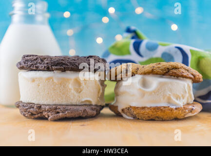 Zwei Ice Cream Cookie Sandwiches beginnt zu schmelzen Stockfoto